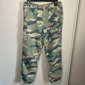 MOTHER The Shaker Chop Crop Camo Frey Ankle Pants in Green and Tan